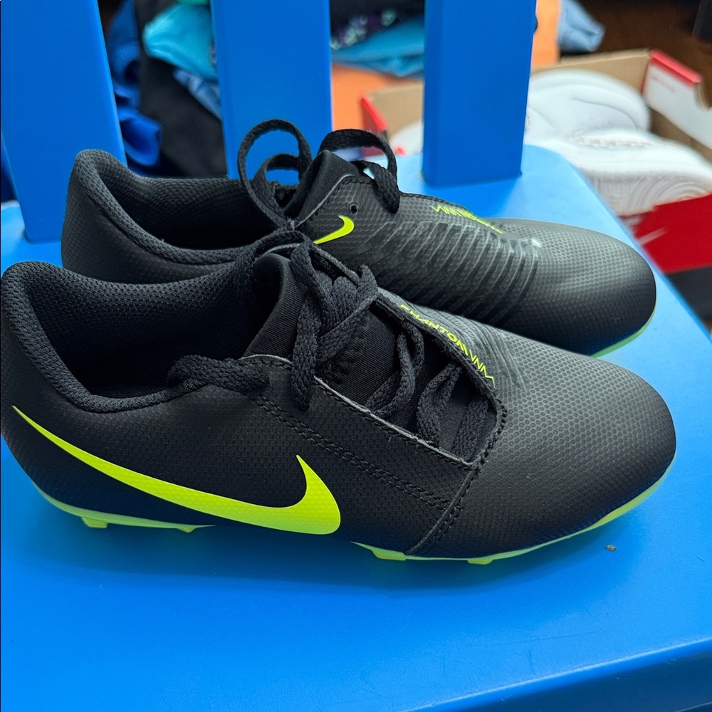 Nike Kids Black and Neon Green Sneakers SOCCER CLEATS KIDS SIZE 1.5 NEW NO BOX